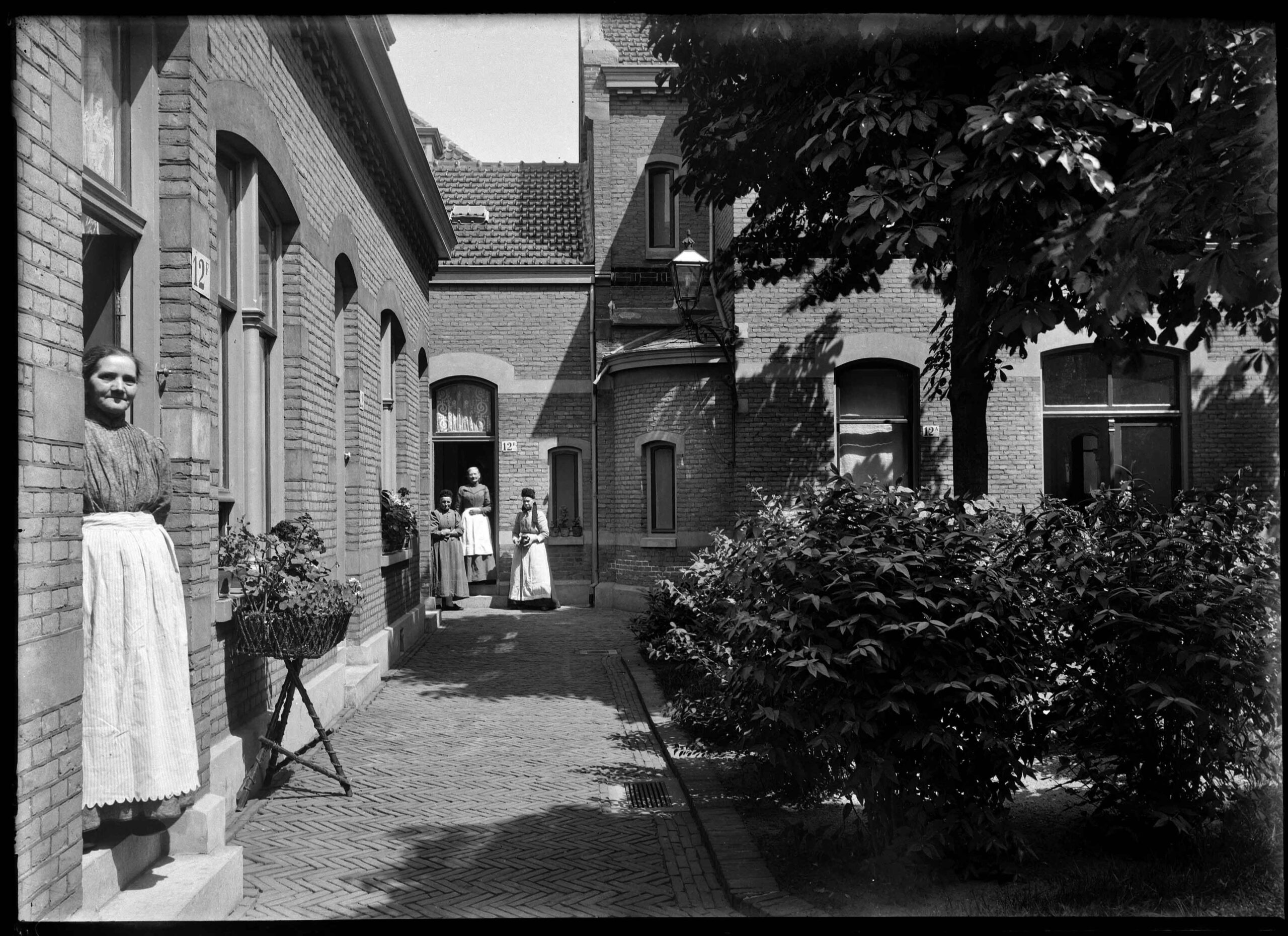 1904-Zuiderhofje-noordwesthoek_door-Zweers,-Berend-(1872-1946)_NAH_NL-HlmNHA_1334_0052