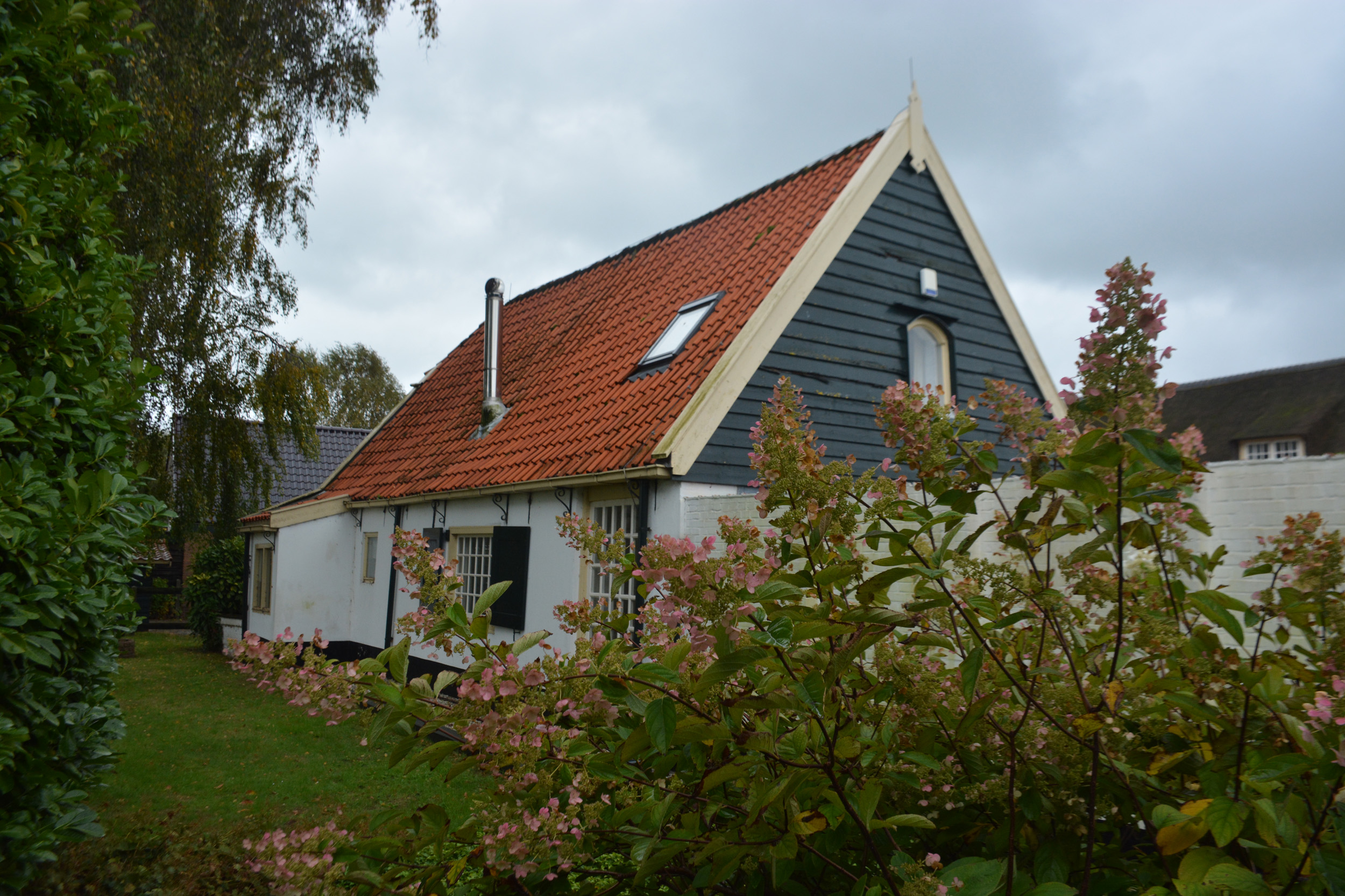Zomerhuis naast de historische boerderij aan de Kniplaan in originele staat vóór restauratie en verbouwing