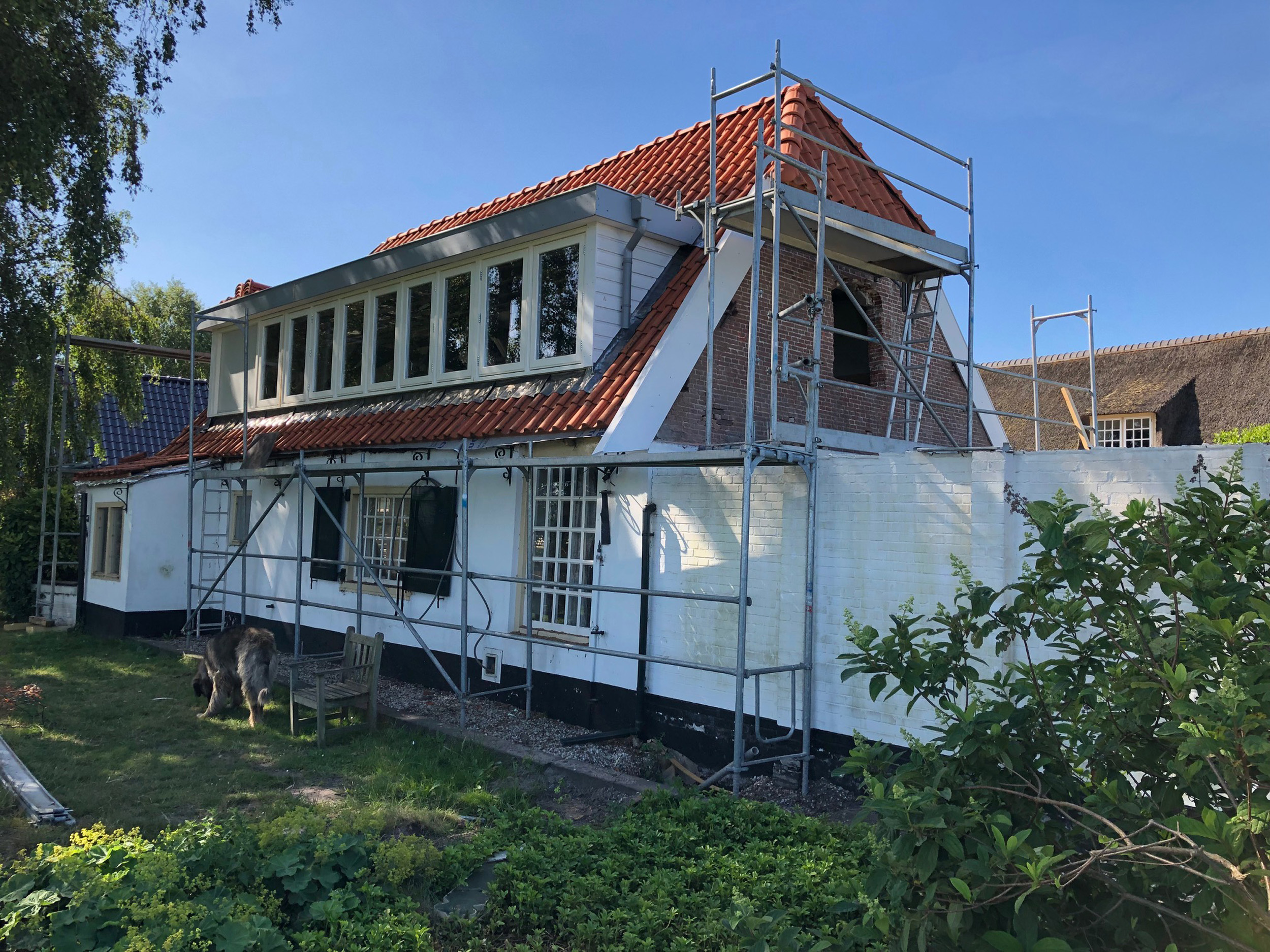 Zomerhuis naast de historische boerderij aan de Kniplaan tijdens uitvoering, met plaatsing van dakkapel