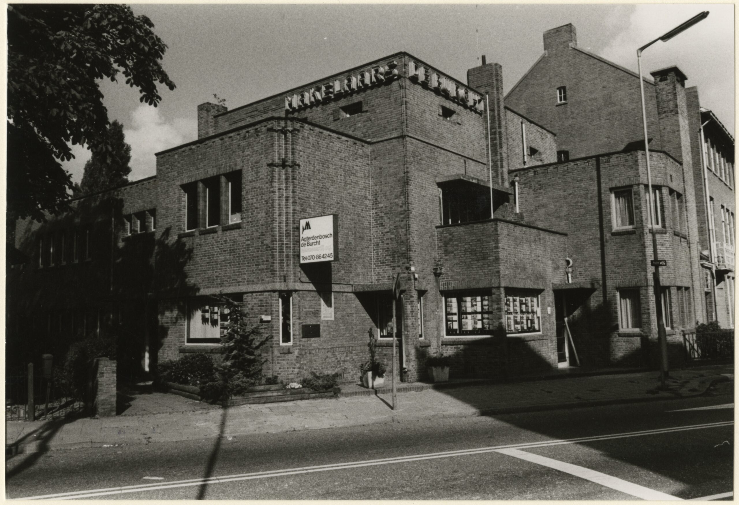Parkweg 7 in Voorburg in 1985, in gebruik als makelaars- en assurantiekantoor Agterdenbosch Den Burcht
