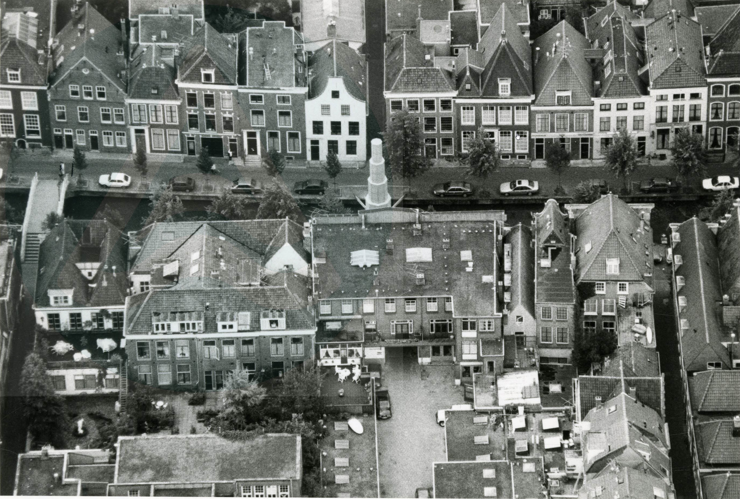 Luchtfoto uit 1989 van grachtenpand aan de Korenmarkt in Delft