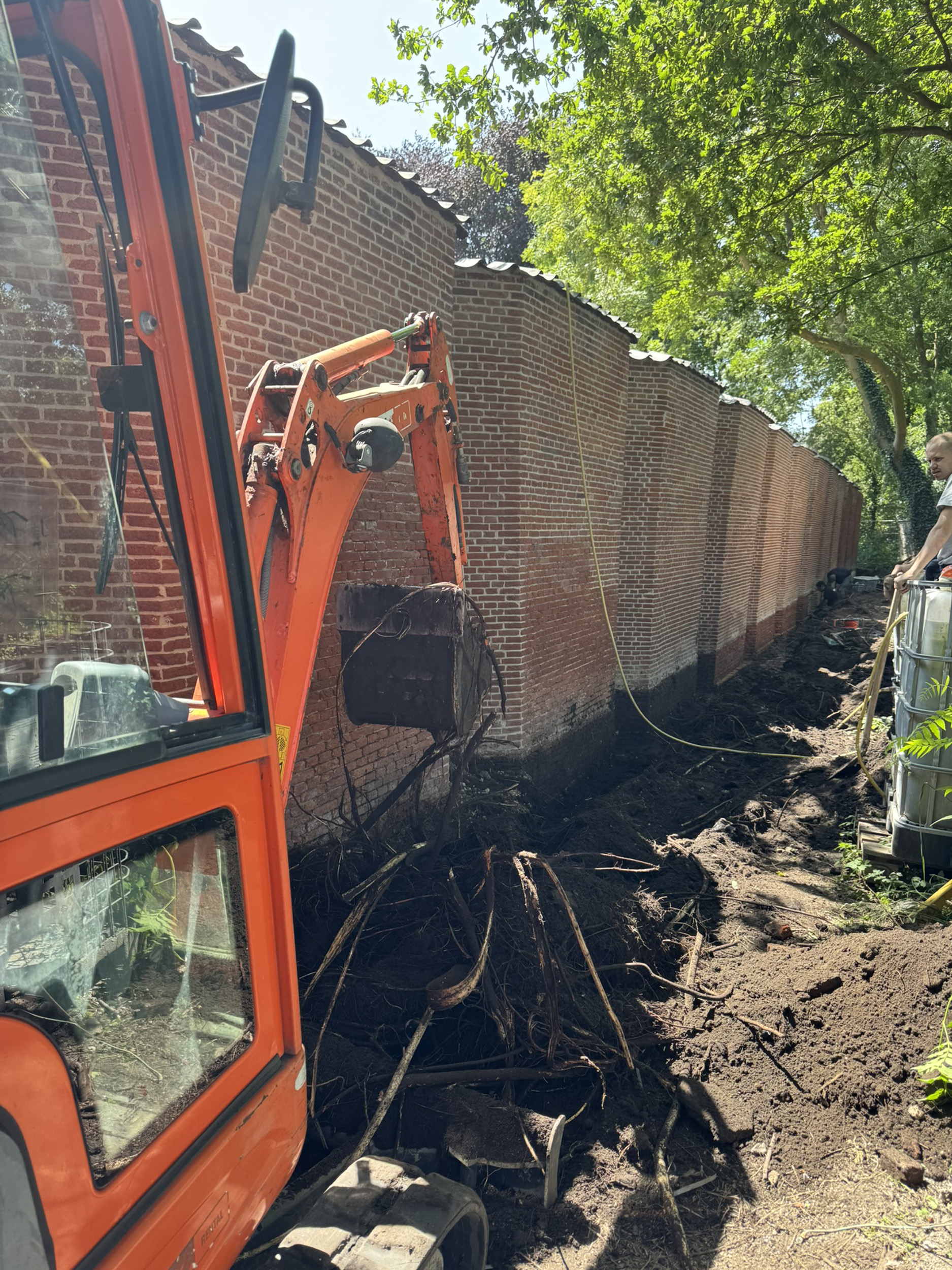Historische fruitmuur op Tennispark Marlot tijdens graafwerkzaamheden en vertinnen bij restauratie