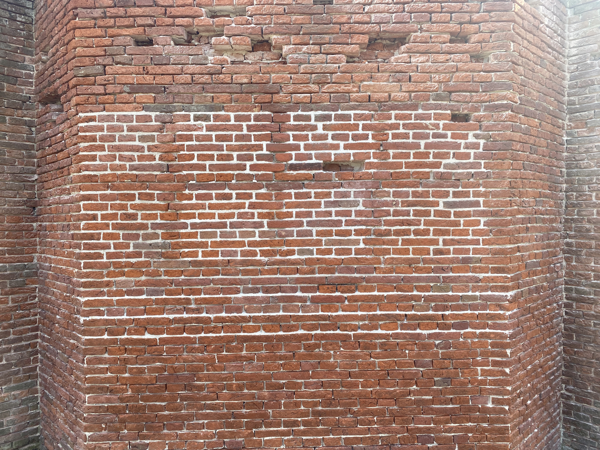 Monsters en proefstukken van kalkvoegen voor restauratie van een historische tuinmuur