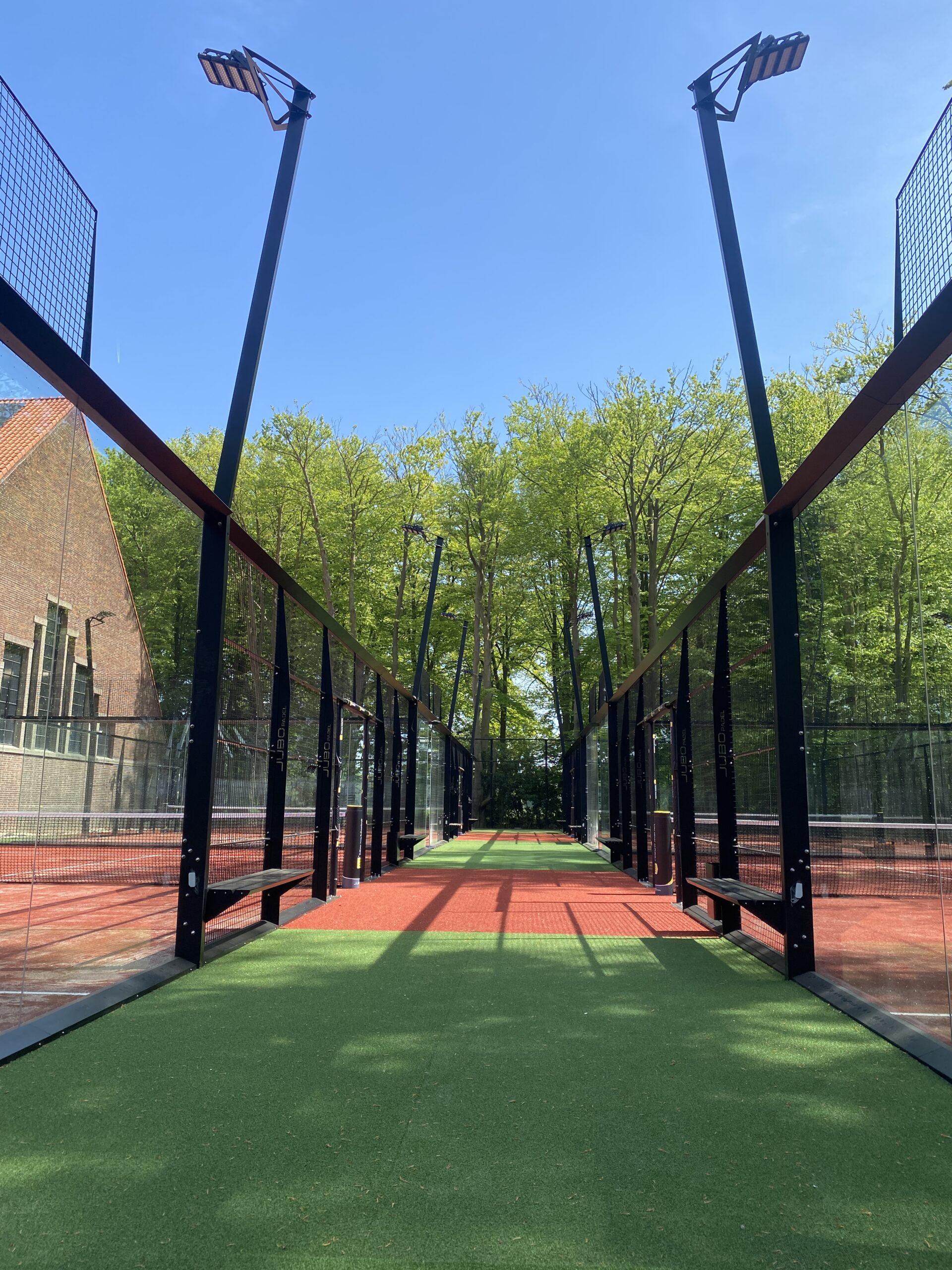 padelbanen van tennispark marlot naast de monumentale hal