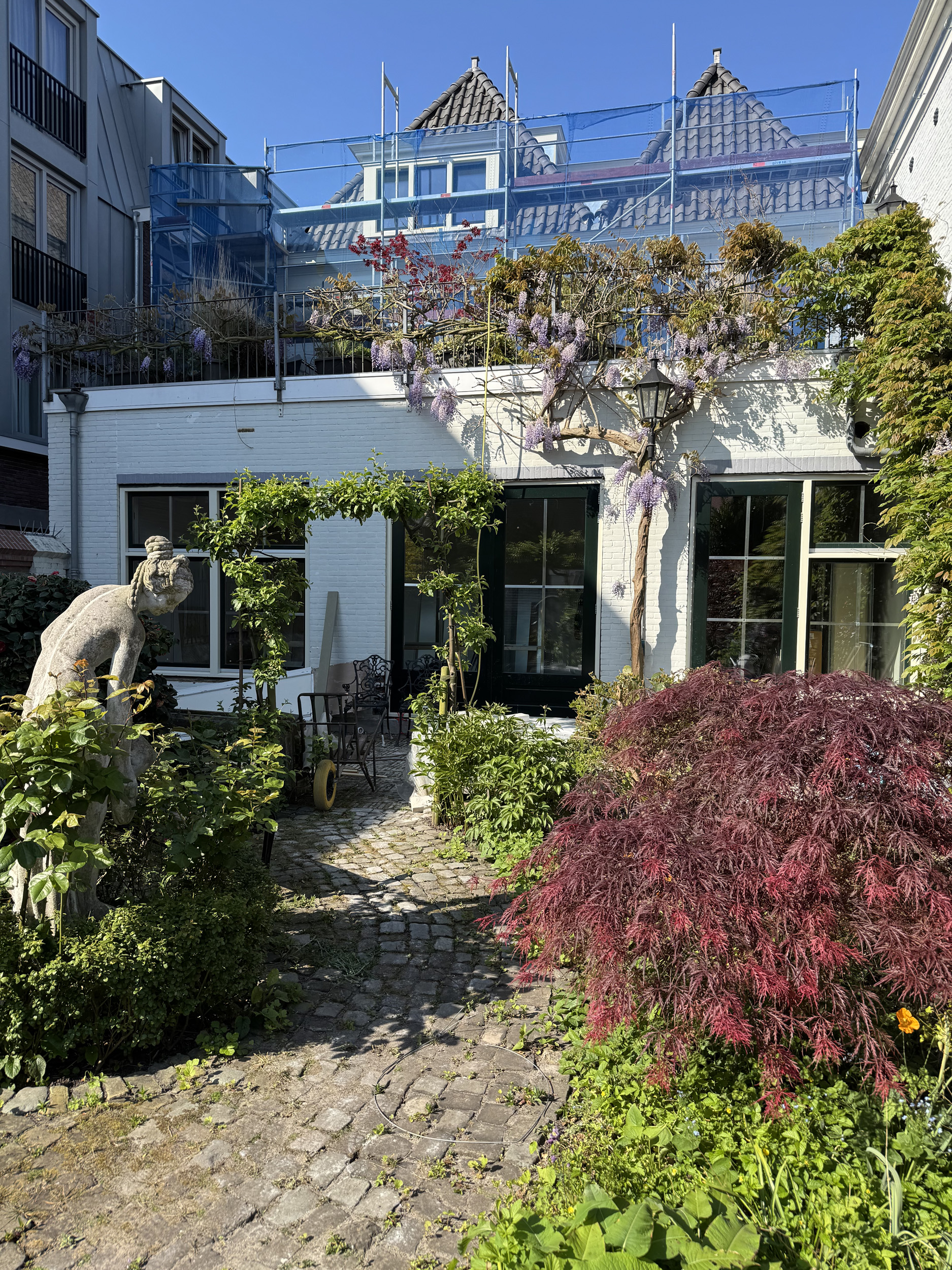 Restauratie en verduurzaming van de achtergevel van het grachtenpand aan de Korenmarkt in Delft