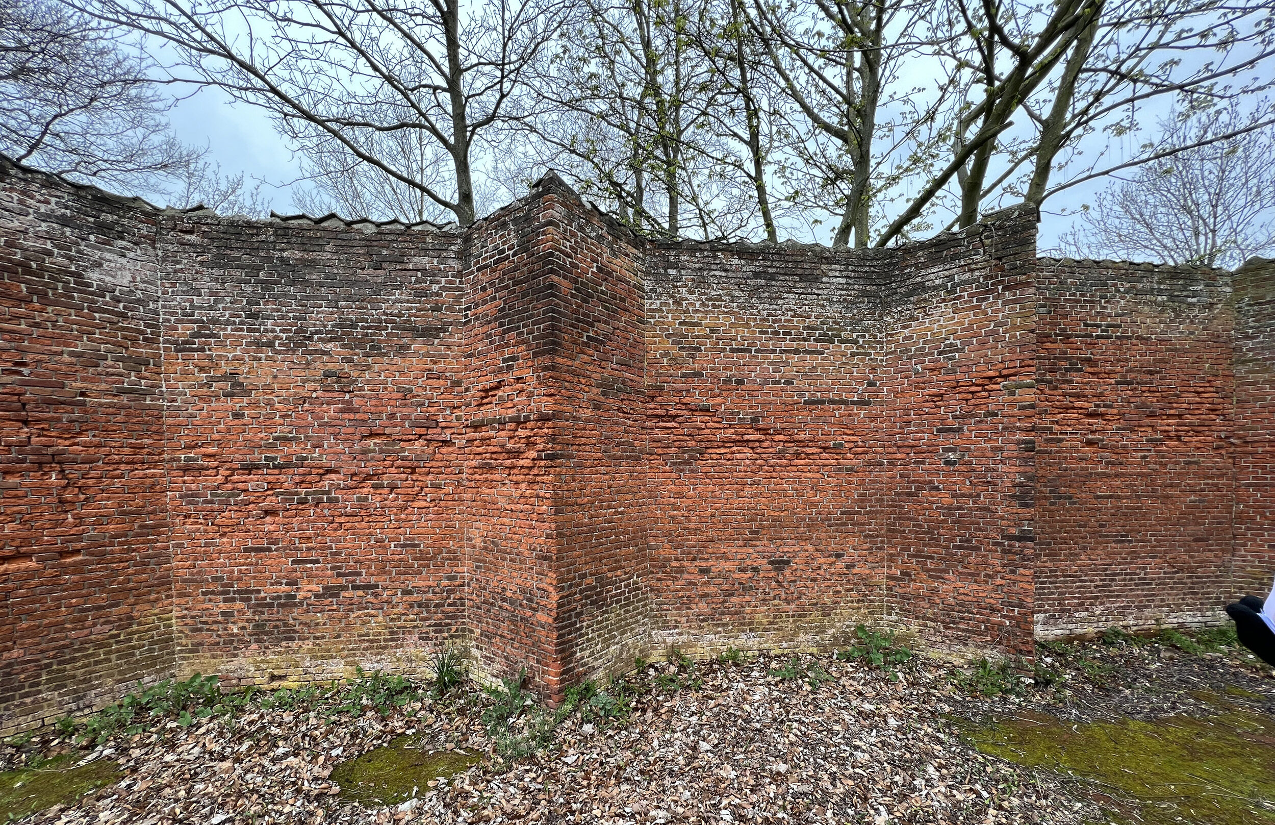 Beschadigde retranchementsmuur (tuinmuur) op Landgoed Marlot vóór restauratie