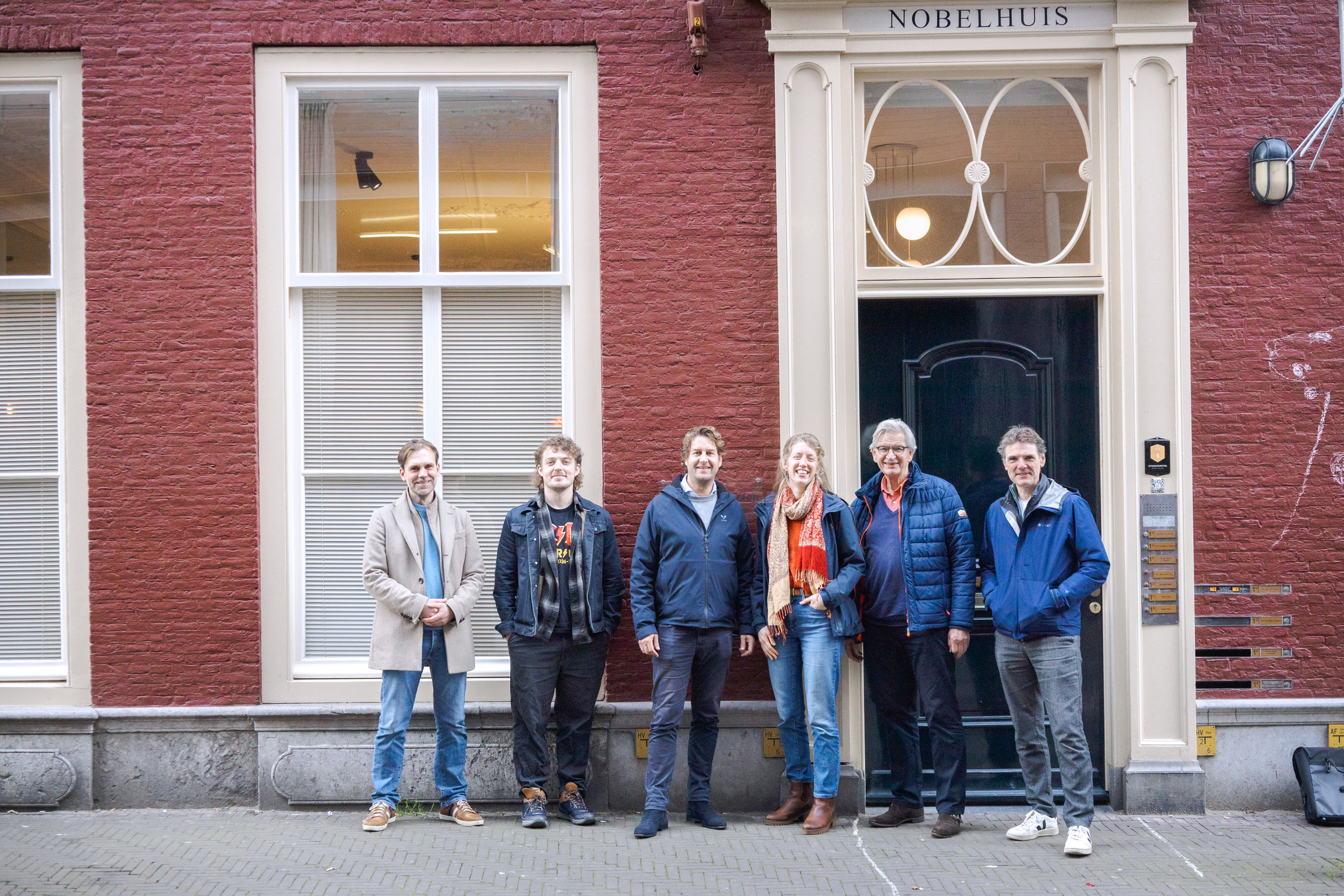 vis restauratiearchitecten voor hun bureau aan de nobelstraat in den haag