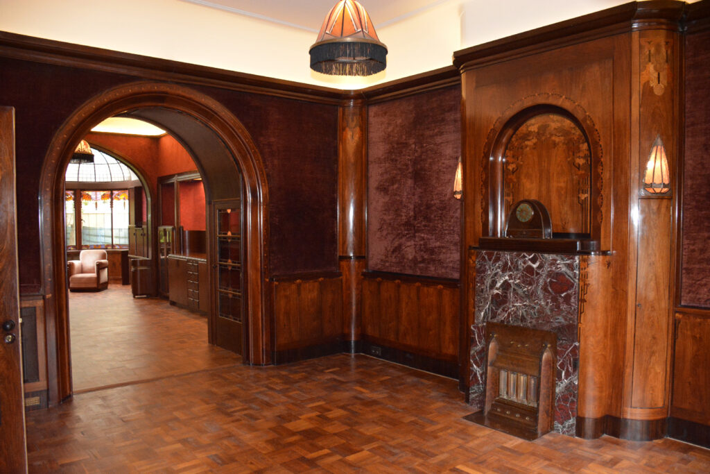 Voorkamer in Amsterdams School-stijl van Viottastraat 36 in Amsterdam, na restauratie