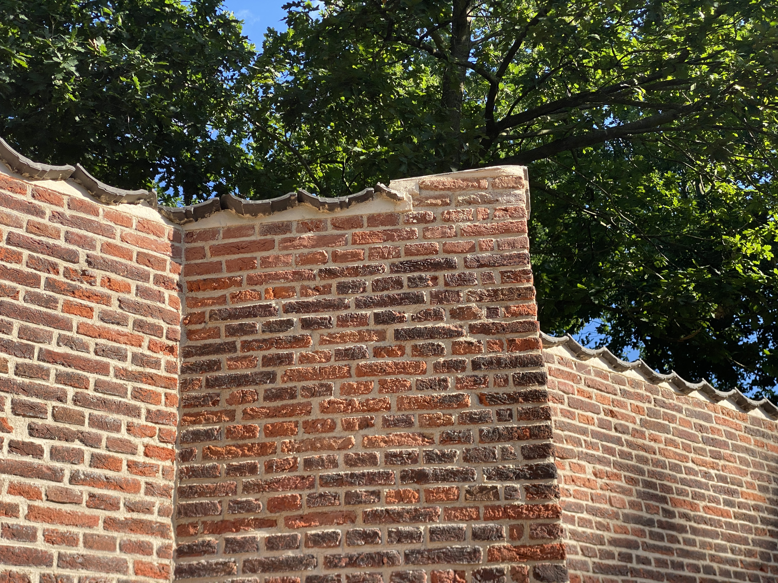 Historische fruitmuur op Tennispark Marlot na restauratie, met vernieuwd voegwerk en inboetingen