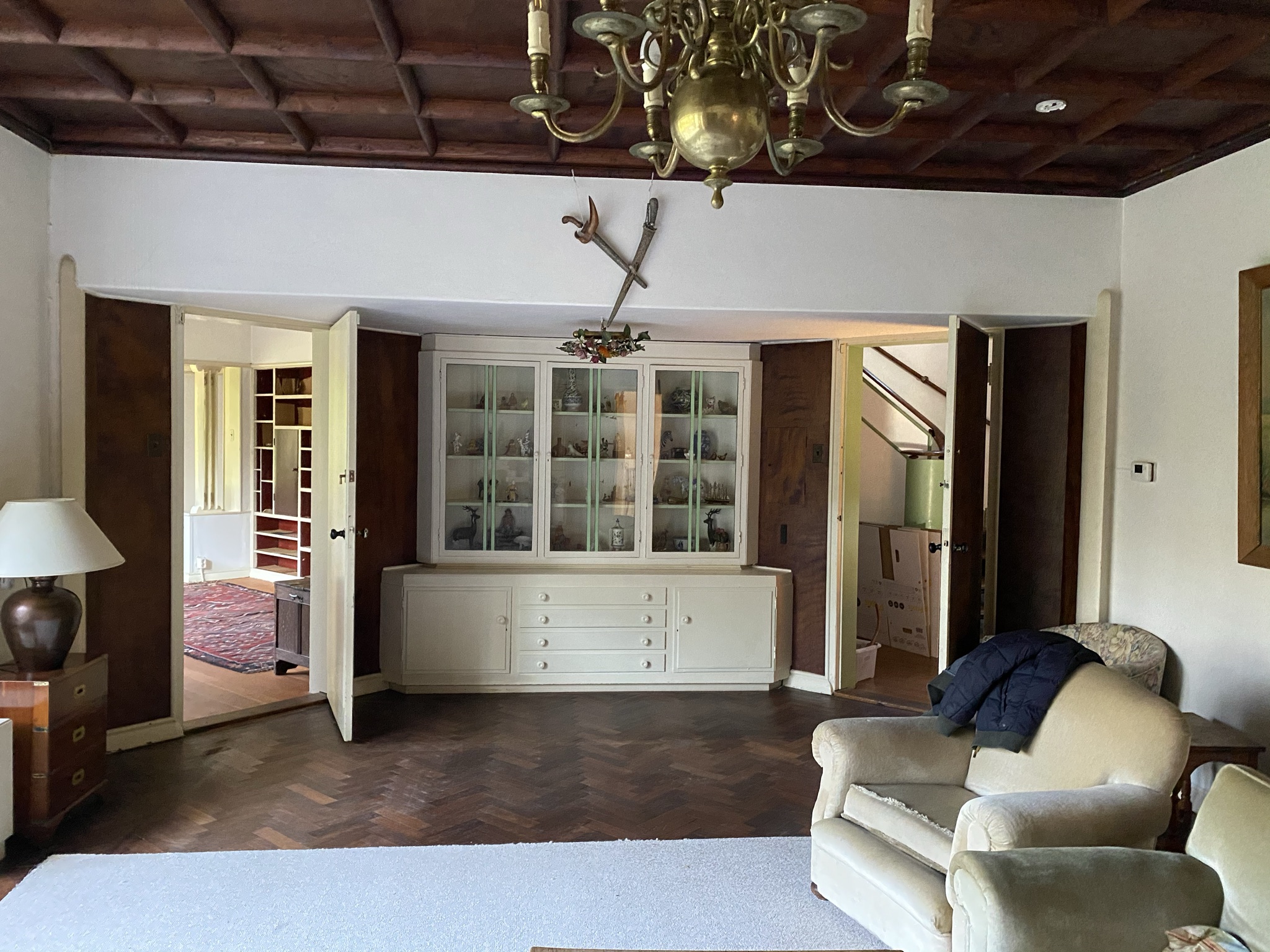 Interieur van de woonkamer van een rijksmonumentaal landhuis in Wassenaar, opgenomen voor bouwhistorisch verslag